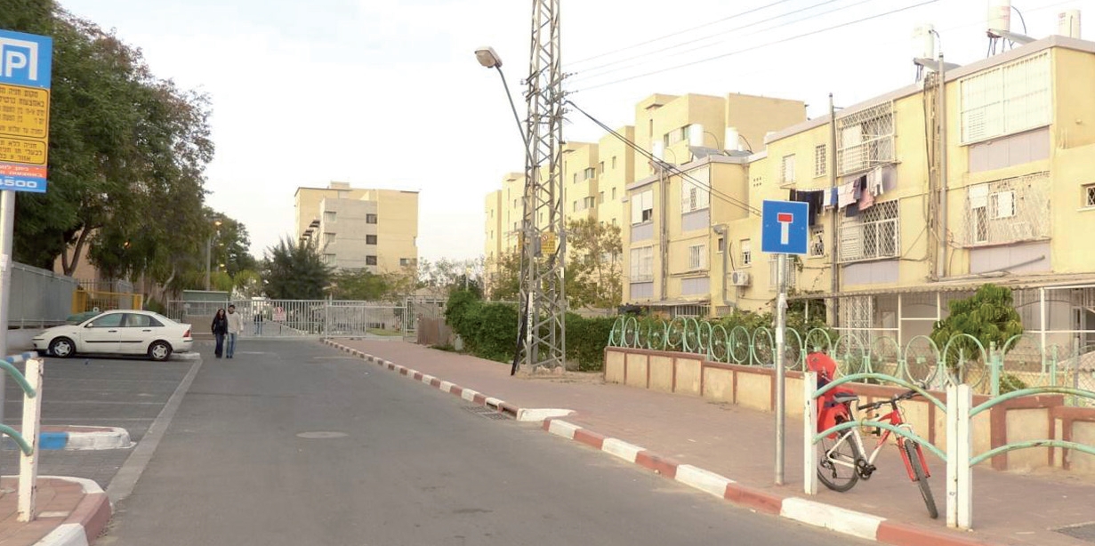 חומת הפרדה: בלב שכונה ד', מחסום בכניסה למעונות (צילום: מתוך מחקרה של נורית אלפסי)